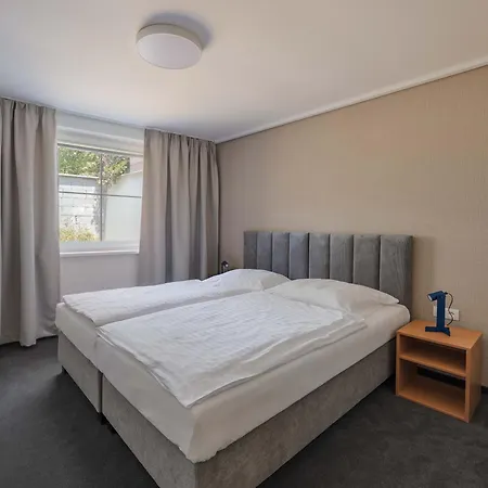 Gardinn - Free Parking And Quiet Garden Hotel