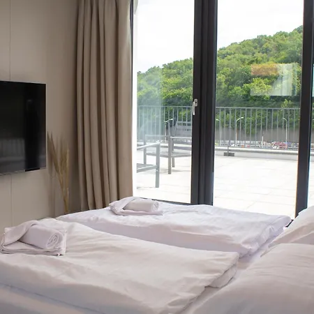 Hotel Taxis - New Pressburg
